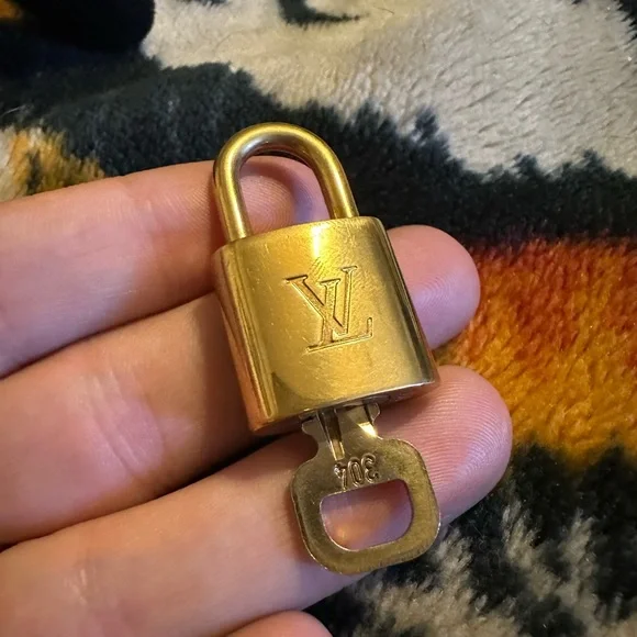 Louis Vuitton 304 lock and key Paris - Picture 4 of 5